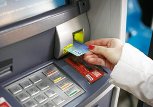 Будут ли работать банковские карты и что будет со счетами, к которым привязаны карты?